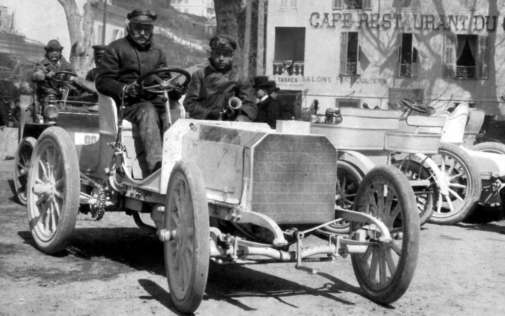أول سيارة مرسيدس عام 1900