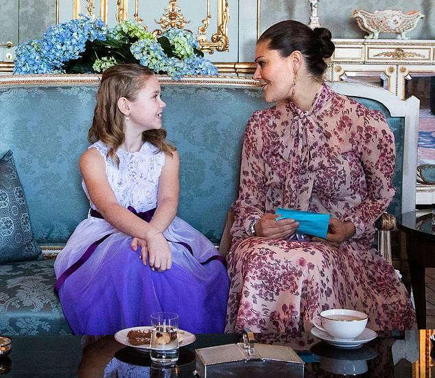 الأميرة فيكتوريا تتناول الشاي مع طفلة في السابعة مصابة بورم في المخ