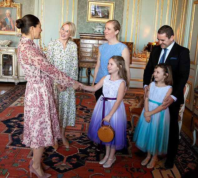 الأميرة فيكتوريا تحدث طفلة عن صعوبة ارتداء التاج الملكي