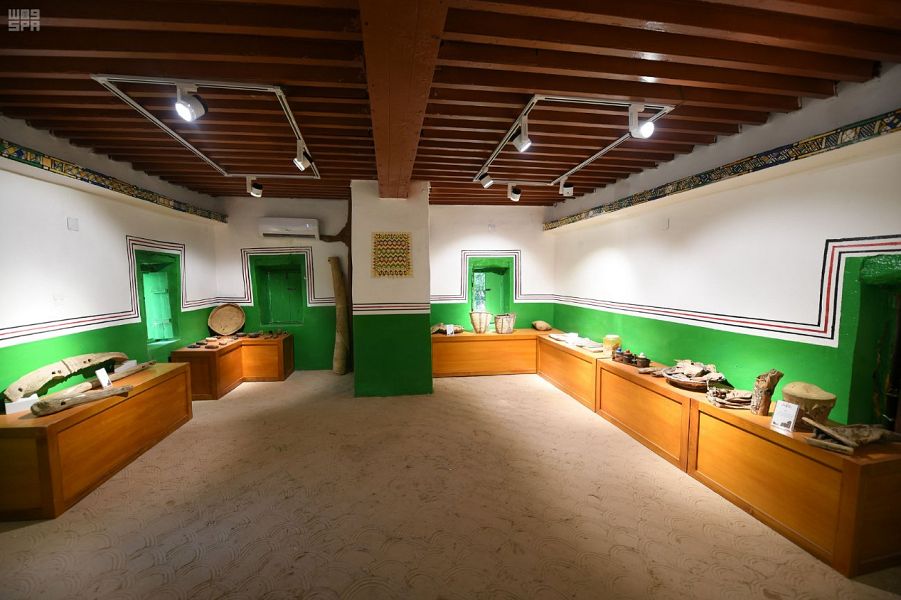 وفي متحف قرية رجال ألمع التراثية يمكن مشاهدة العديد من القطع الأثرية النادرة - المصدر وكالة الأنباء السعودية