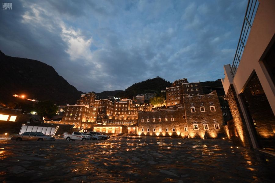 الإضاءة في قرية رجال ألمع التراثية تزيد المشهد جمالا - المصدر وكالة الأنباء السعودية
