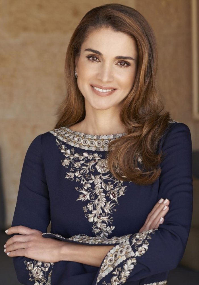 الملكة رانيا تلتزم بقواعد الإطلالات الملكية