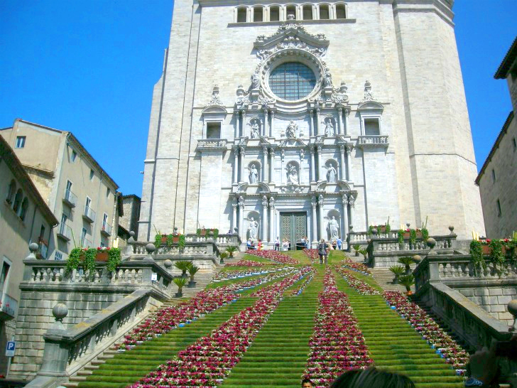 من مهرجان الزهور في جيرونا Girona.. اجمل انشطة سياحية في الربيع