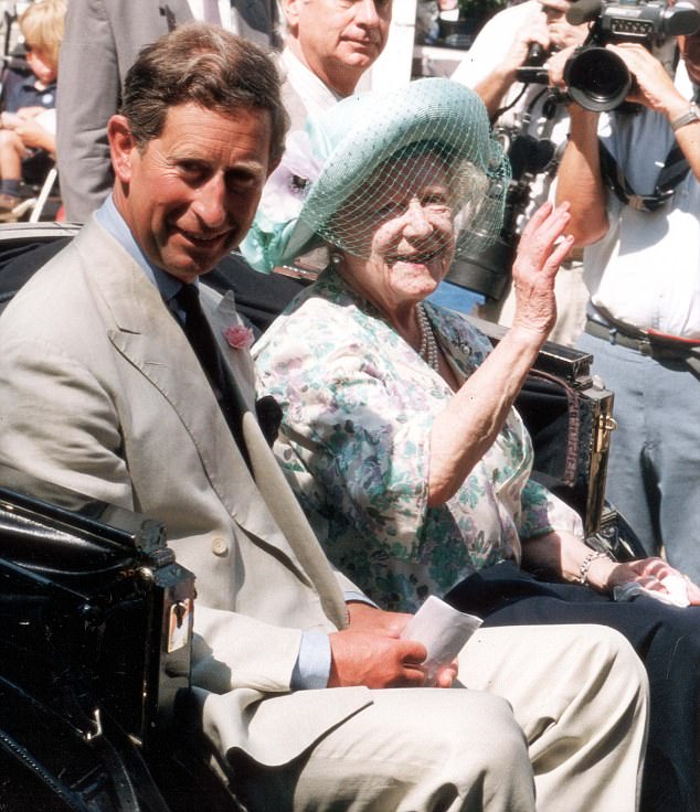 الأمير تشارلز مع جدته الملكة إليزابيث الأم