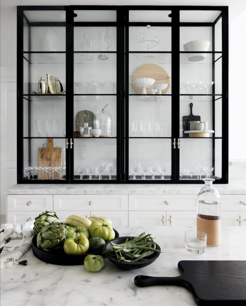  ‎⁨خزانة زجاجية بإطار أسود جذاب لمطابخ عصرية
