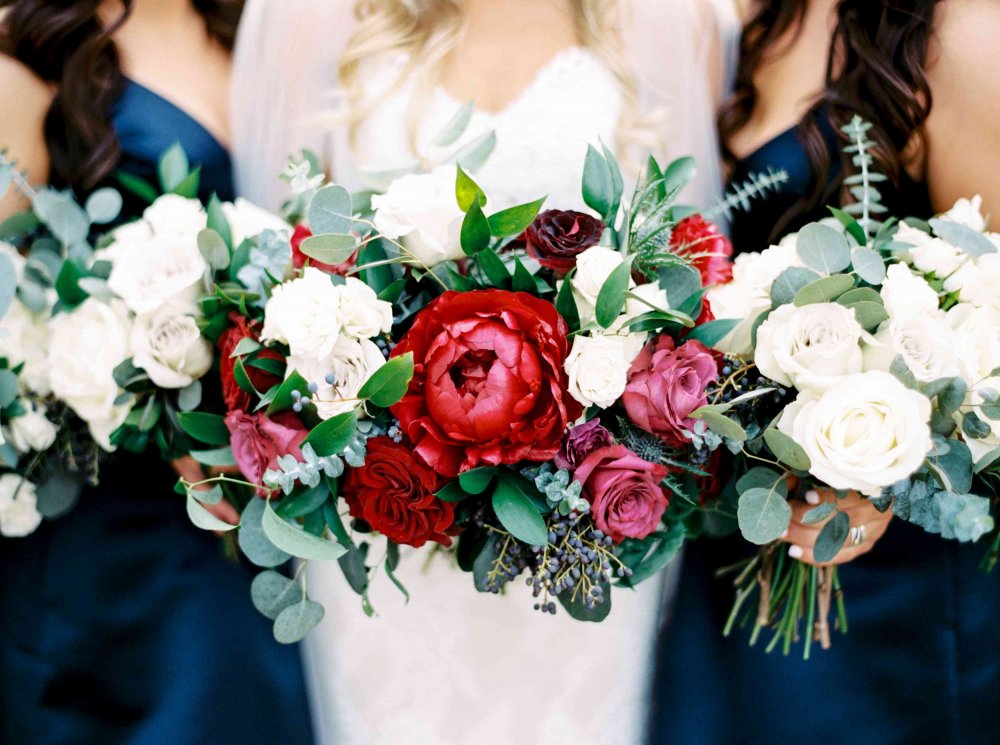 باقة زهور الخشخاش باللونين الأحمر والأبيض وتعد خيار مثالي لحفلات الزفاف