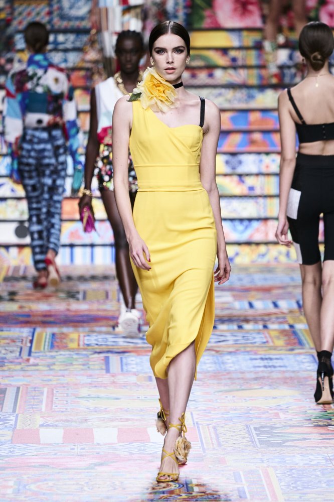 موديلات فساتين باللون الاصفر المشرق من دار Dolce&Gabbana