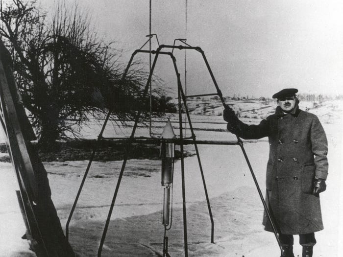 أطلق روبرت جودارد أول رحلة في العالم لصاروخ يعمل بالوقود السائل