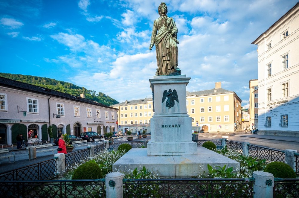 تمثال Mozart في الساحة التي تحمل اسمه في "سالزبورغ"