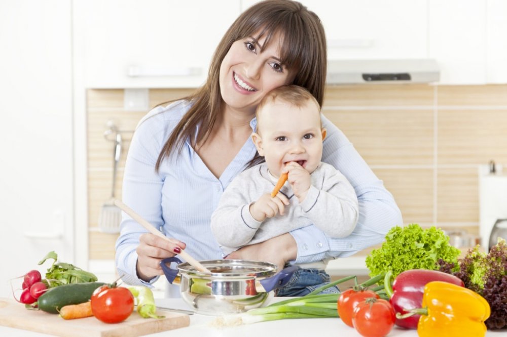 من نصائح غذائية للأم المرضعة في رمضان تناول الغذاء الصحي الغني بالخضروات والفواكه والبروتينات