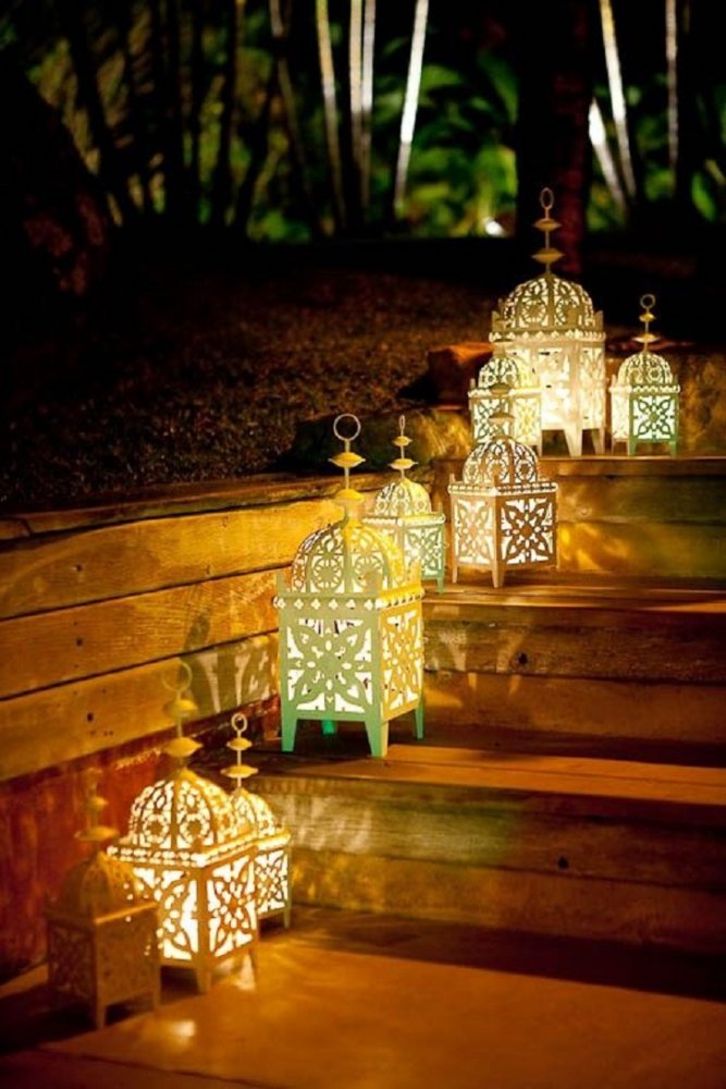 الفوانيس المضيئة في شهر رمضان لتزيين درج الحديقة في منزلك