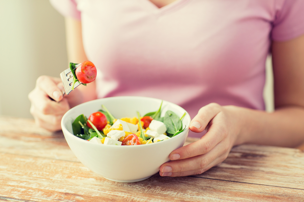 نظام غذائي خالي من الدهون يشمل الخضروات الطازجة لخسارة الوزن