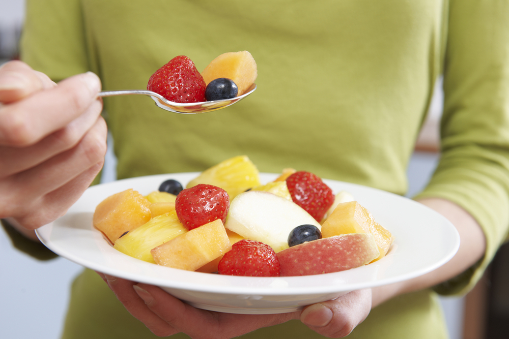 نظام غذائي خالي من الدهون يشمل الفواكه الطازجة لخسارة الوزن