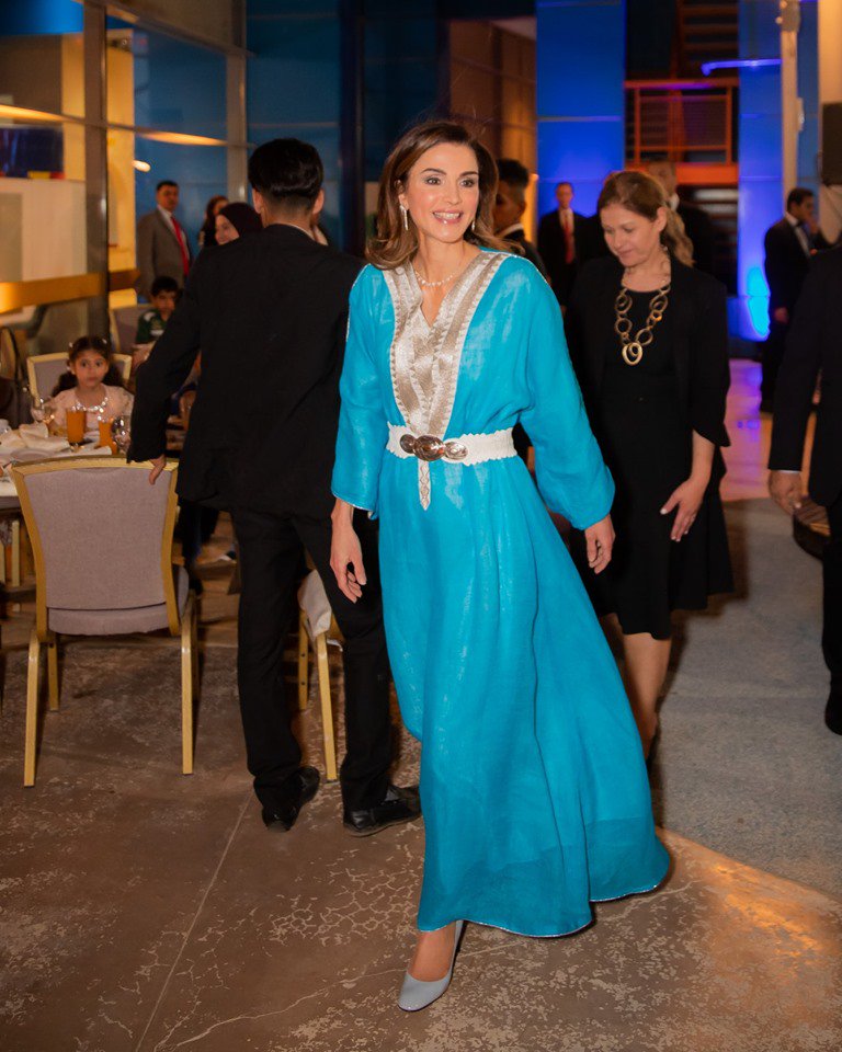 أطلّت الملكة رانيا خلال إفطار في شهر رمضان المبارك بعبايا باللون الأزرق مع تطريزات ناعمة
