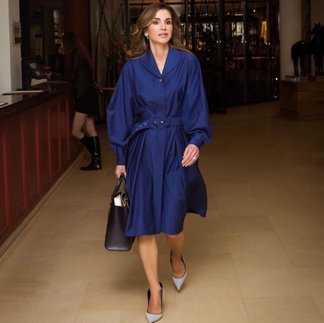 اللون الأزرق الملكي تعتمده الملكة رانيا لإطلالاتها الراقية