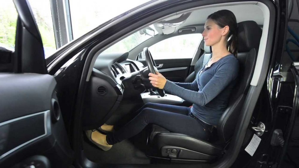  تأكدي من ضبط مقعد القيادة على النحو الصحيح بحيث يوفر لك أقصى درجات الراحة الممكنة أثناء القيادة