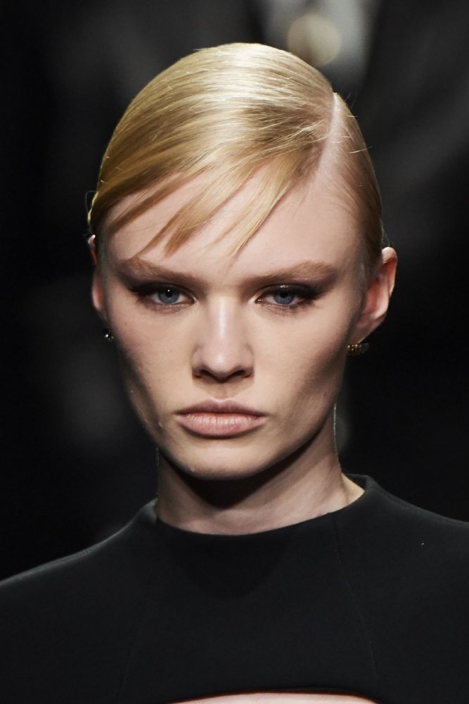 طرق تطبيق رسمات مكياج دخاني مات لسهرات صيف 2020 من Versace