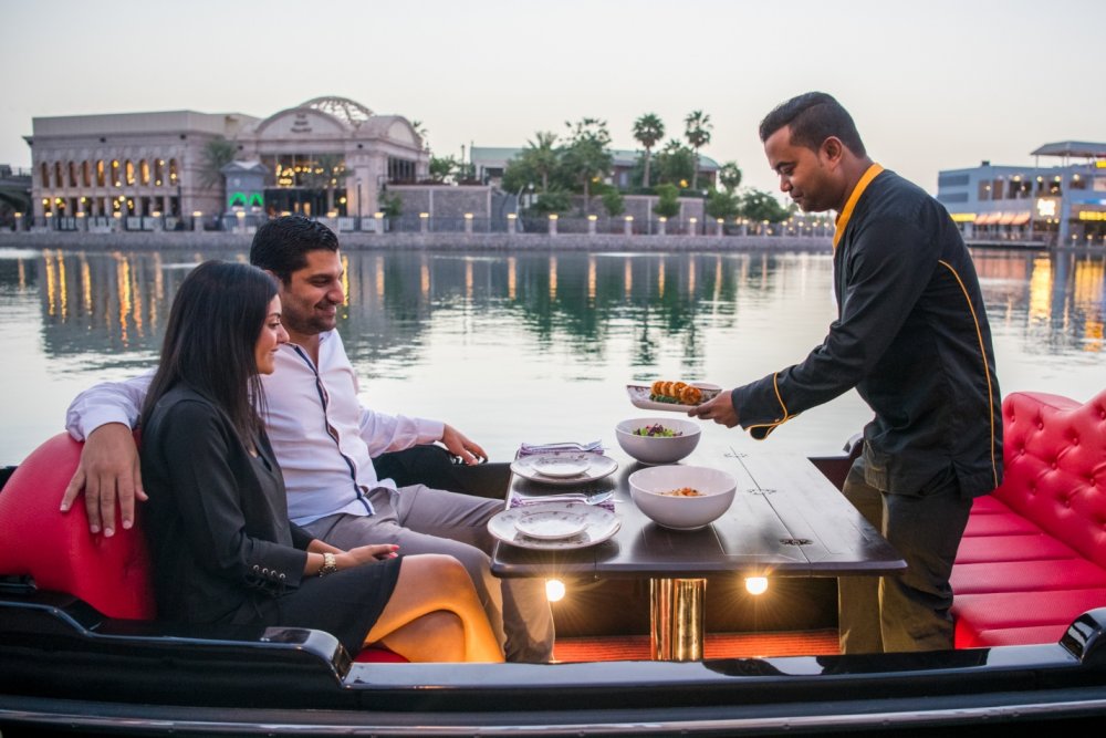 عشاء في داخل القارب في دبي