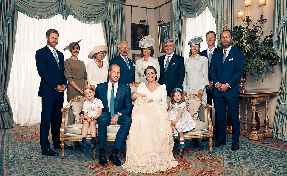 عائلة ميدلتون ظهرت في الصور الرسمية لتعميد الأمير لويس