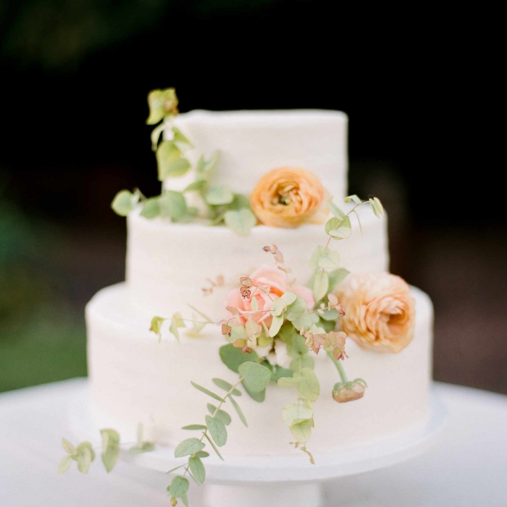 التزيين بزهور طبيعية يفسح المجال لتوفير النفقات في زينة كعكة الزفاف