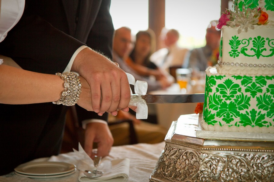  يمكنك استبدال الطبقات العديدة لكعكة الزفاف بطبقات وهمية