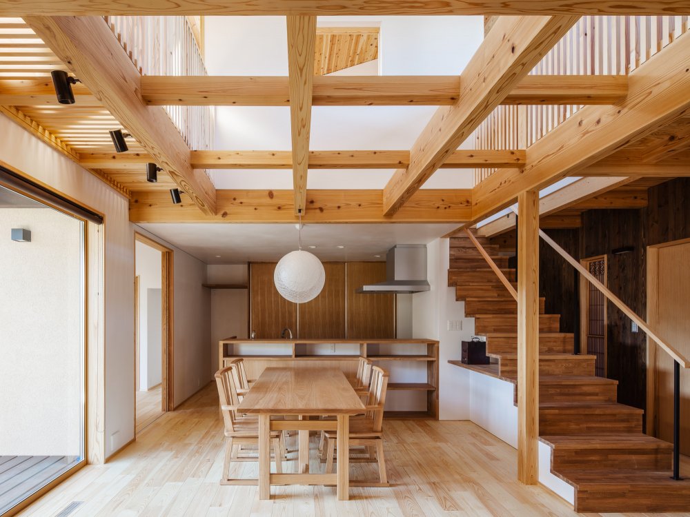 الإنارة الطبيعية تبرز جمال الخشب في ديكورات المنزل بالنمط الياباني