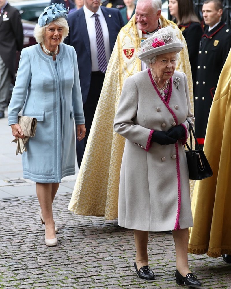 ملكة بريطانيا ودوقة كورنوال يظهران معا لأول مرة بعد العطلة