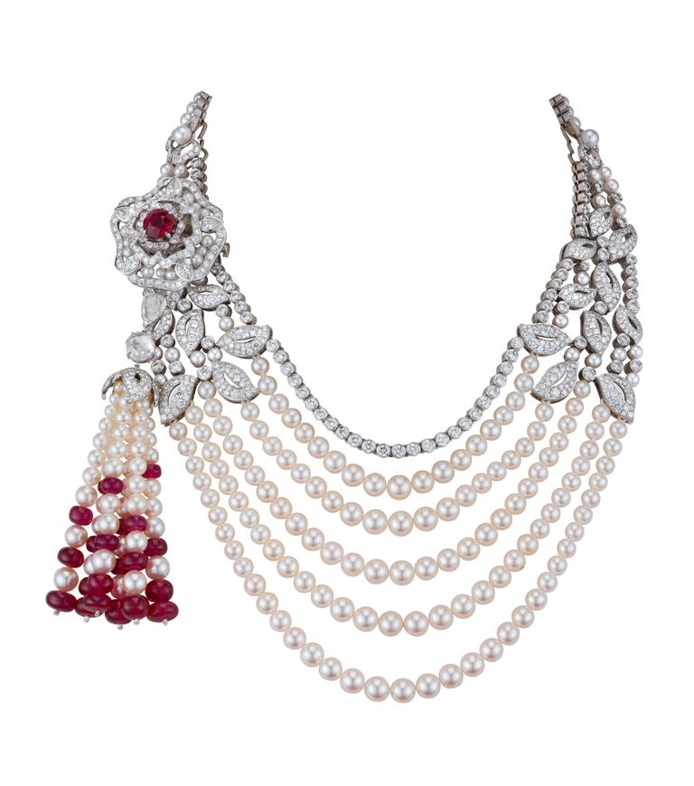 قلادة وردة تيودور المرصع بالياقوت واللؤلؤ Tudor Rose ruby and pearl necklace من ماركة Garrard