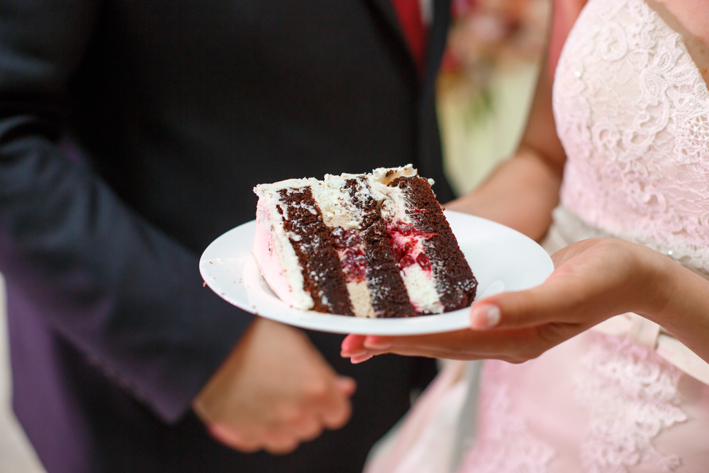انتفاخ البطن يوم الزفاف يصيب العروس نتيجة تناولها الحلويات ومشتقات الالبان