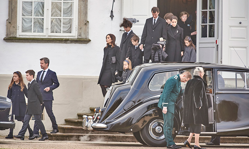 العائلة المالكة الدانماركية بملابس الحداد السوداء