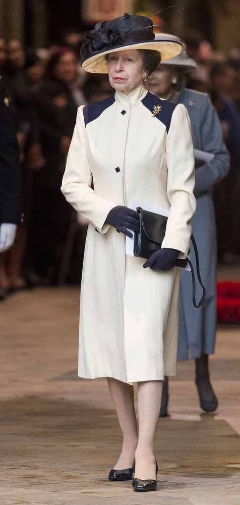 الأميرة آن ترتدي معطفها بعد مرور 40 عامًا على ارتدائه أول مرة