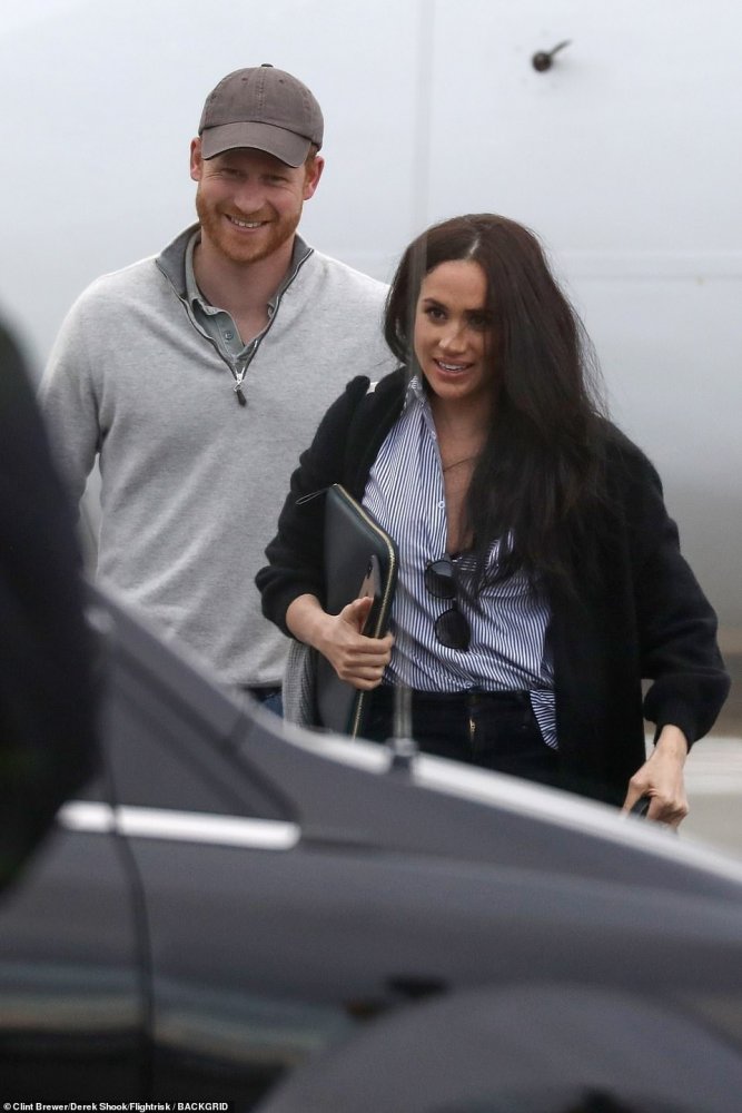 عدسات المصورين تلتقط صور الأمير هاري وزوجته ميغان معا للمرة الأولى منذ إعلانهما الانسحاب من العائلة المالكة