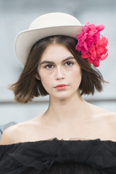 أكسسوارات شعر عصرية مع طبعات الورود في عرض شانيل Chanel