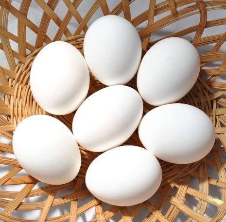 البيض من الاطعممة التي قد تسبب الحساسية عند الاطفال