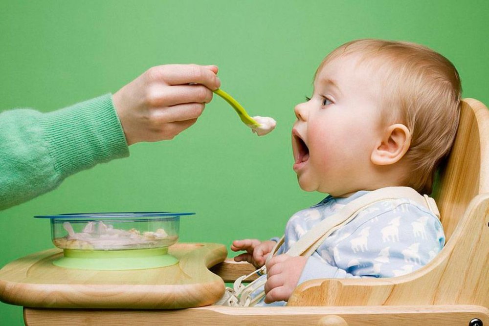 يجب على الأم مراقبة الطفل بعد إدخال الطعام الصلب إلى طعامه