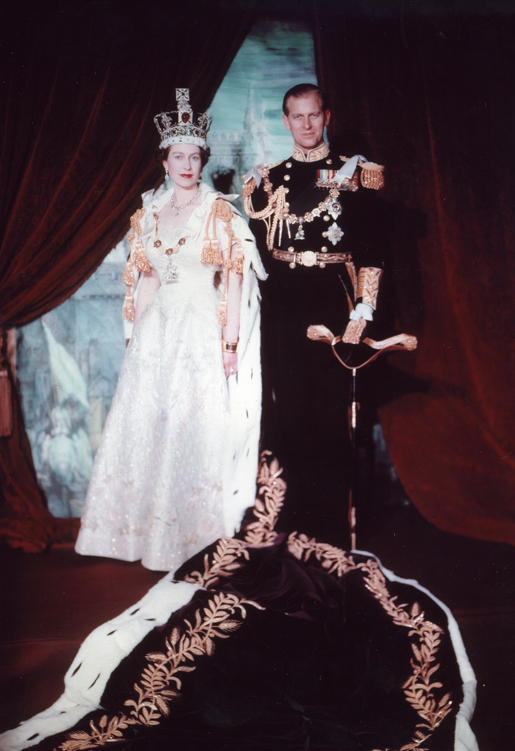 ارتدت الملكة إليزابيث الثانية في يوم تتويجها  فستان يحمل الاف من الرسائل