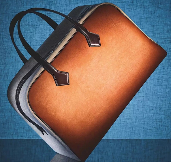 حقيبة Victoria منHermès  مصنوعة من نسيج Sylvania وهو بديل جلدي تم تطويره وحاصل على براءة اختراع من MycoWorks
