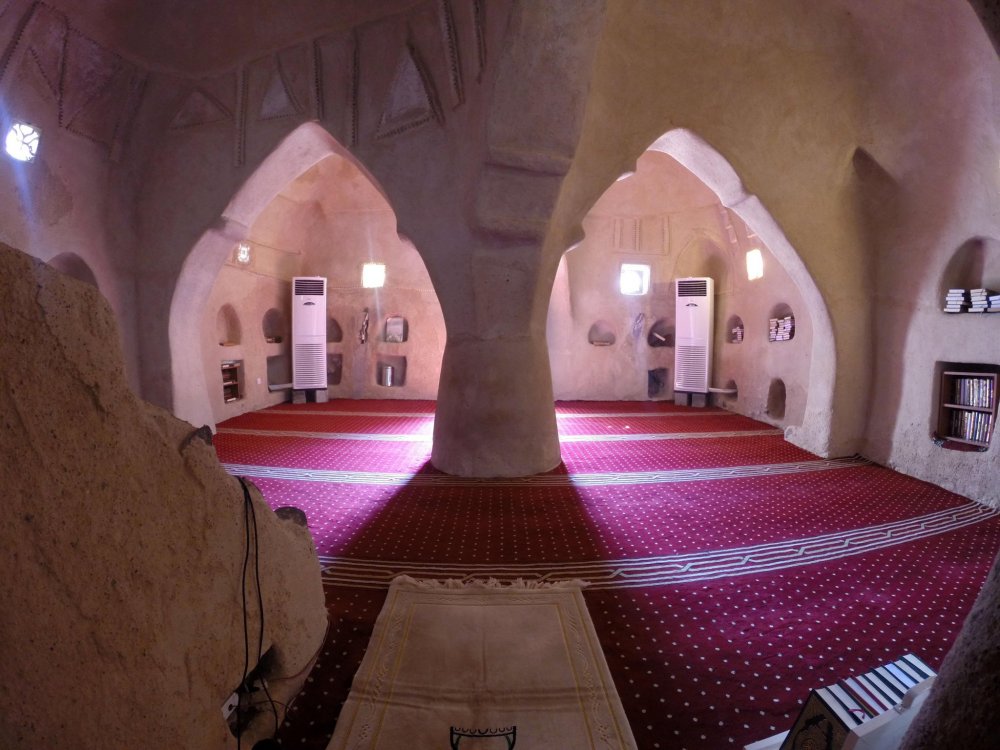 وتصميم داخلي يأسر القلوب في مسجد البدية الأثري