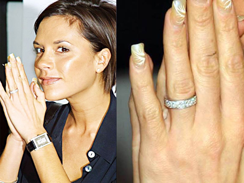 فيكتوريا ترتدي دبلة زواج من الماس عام 2001