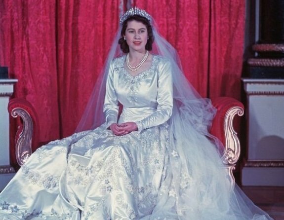 الملكة اليزابيت في يوم زفافها