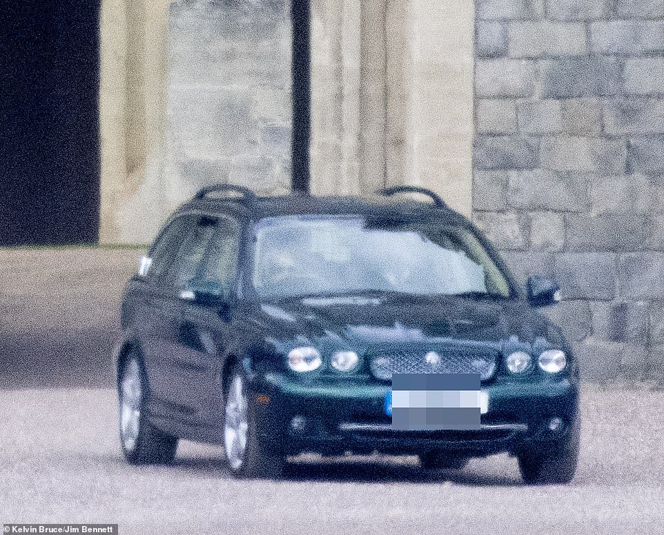 ظهرت الملكة في الصور وهي تقود سيارتها جاكوار X الخضراء