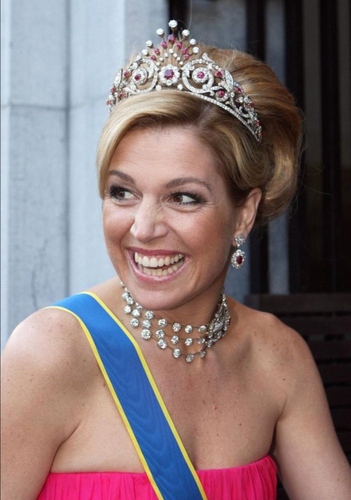 الملكة ماكسيما ترتدي تاج تاج Ruby Peacock Tiara الأنيق