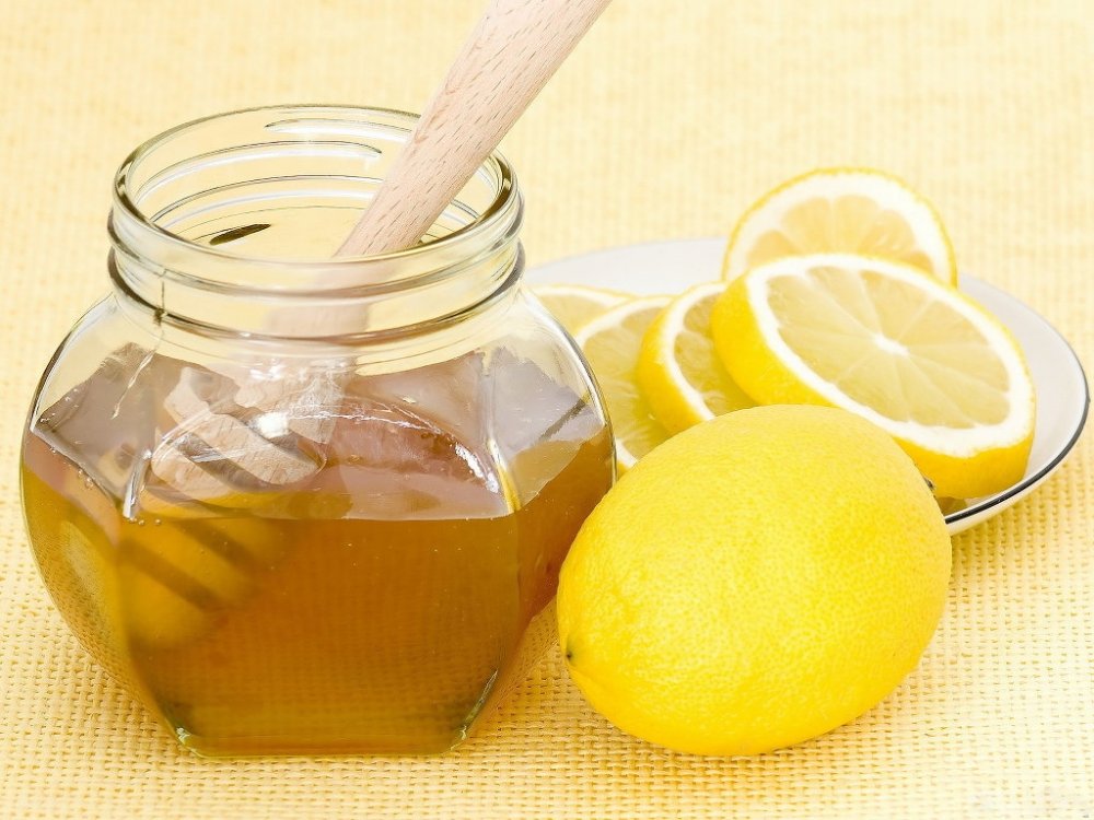 العسل مع الليمون يعزز مناعة الجسم.
