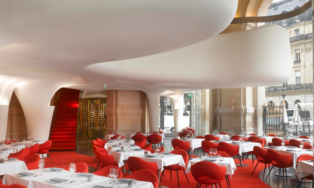 الأحمر القاني والجريء في ديكور مطعم دار الأوبرا في باريس