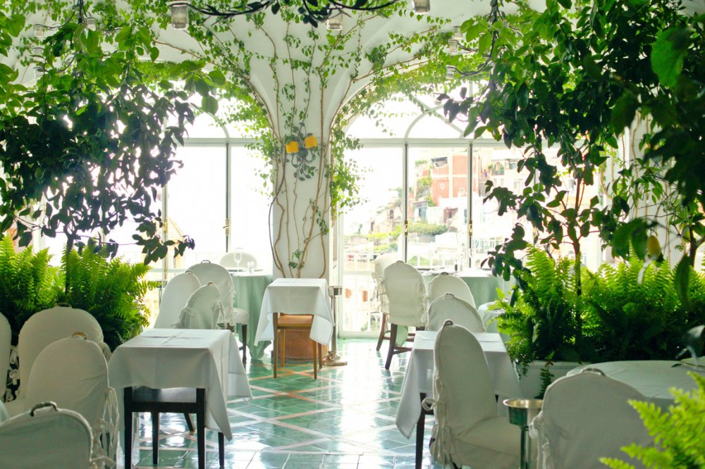 مطعم la sponda حيث الديكور المتداخل مع الطبيعة الإيطالية الساحرة