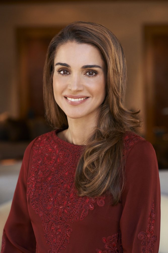 إطلالات جمالية متجددة على طريقة الملكة رانيا مع الوان احمر الشفاه النيود