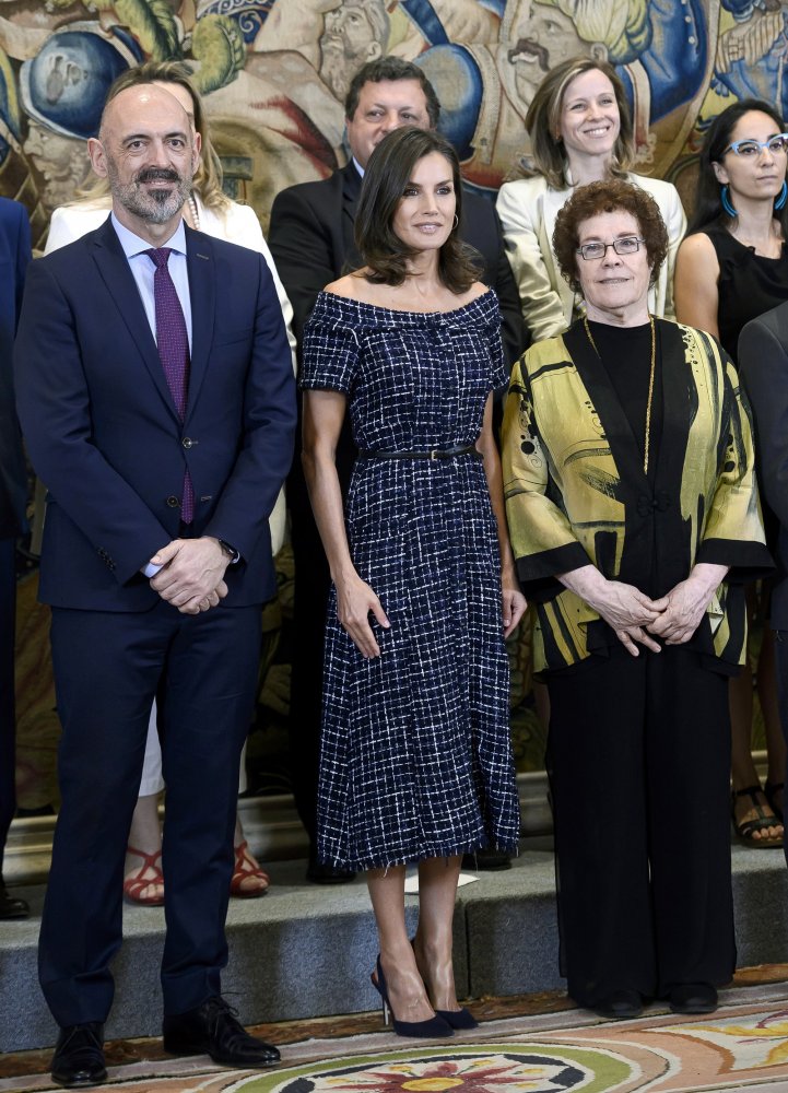 إطلالة ليتيزيا ملكة إسبانيا الأخيرة ملفتة بفستان مربع مع قماش التويد من دار Zara