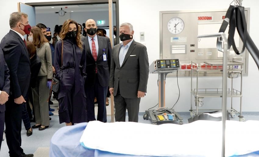 الملكة رانيا ترافق جلالة الملك خلال افتتاح مستشفى الإسعاف والطوارىء التابع لمستشفيات البشير وقسم الأورام