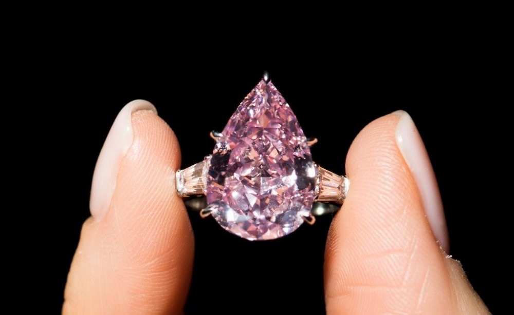 ماسة Fancy Vivid Pink pear-shaped diamond