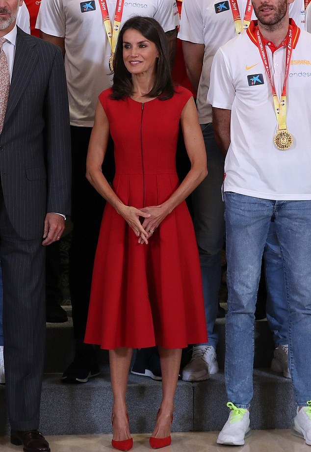 سحرتنا ليتيزيا ملكة إسبانيا بتألقها بفستان أحمر قوي من دار كارولينا هيريرا Carolina Herrera